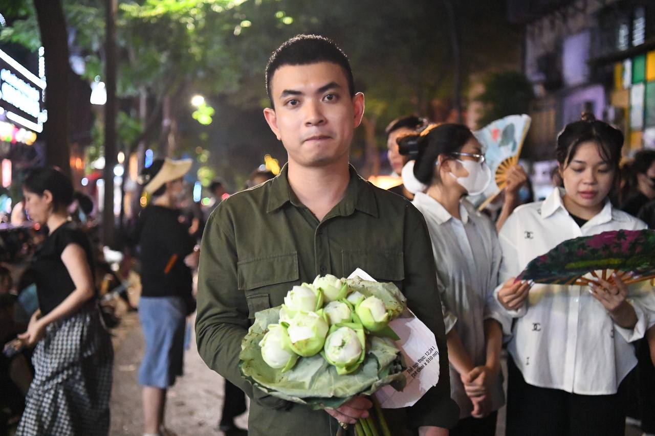 Xúc động hoà vào dòng người viếng Tổng Bí thư Nguyễn Phú Trọng: Thấy một thế hệ trẻ biết ơn và đầy lòng yêu nước- Ảnh 3.