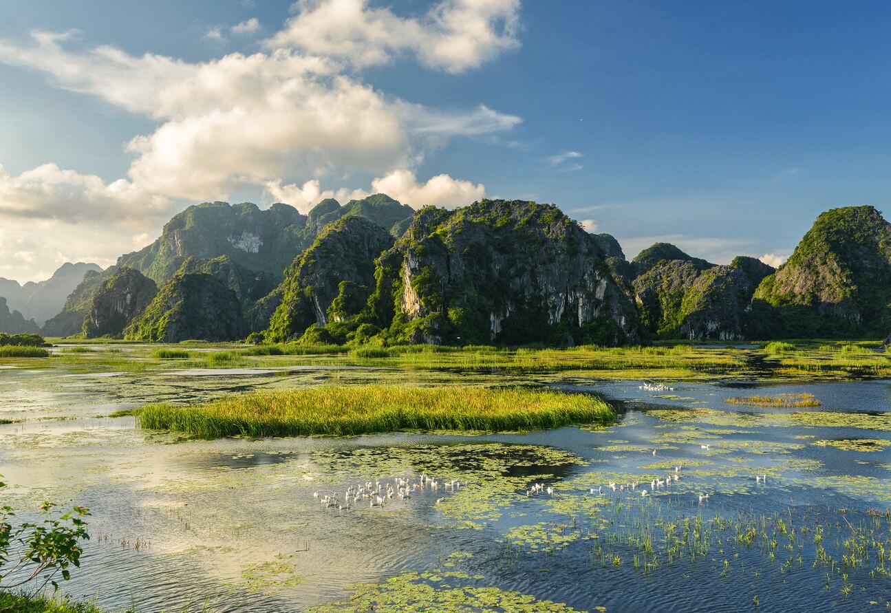 Phát hiện thêm một ''Vịnh Hạ Long trên cạn'' cách Hà Nội chỉ 80km: Đẹp hoang sơ nhưng hữu tình, có hơn 1000 hang động, còn giữ 2 kỷ lục quốc gia- Ảnh 1.