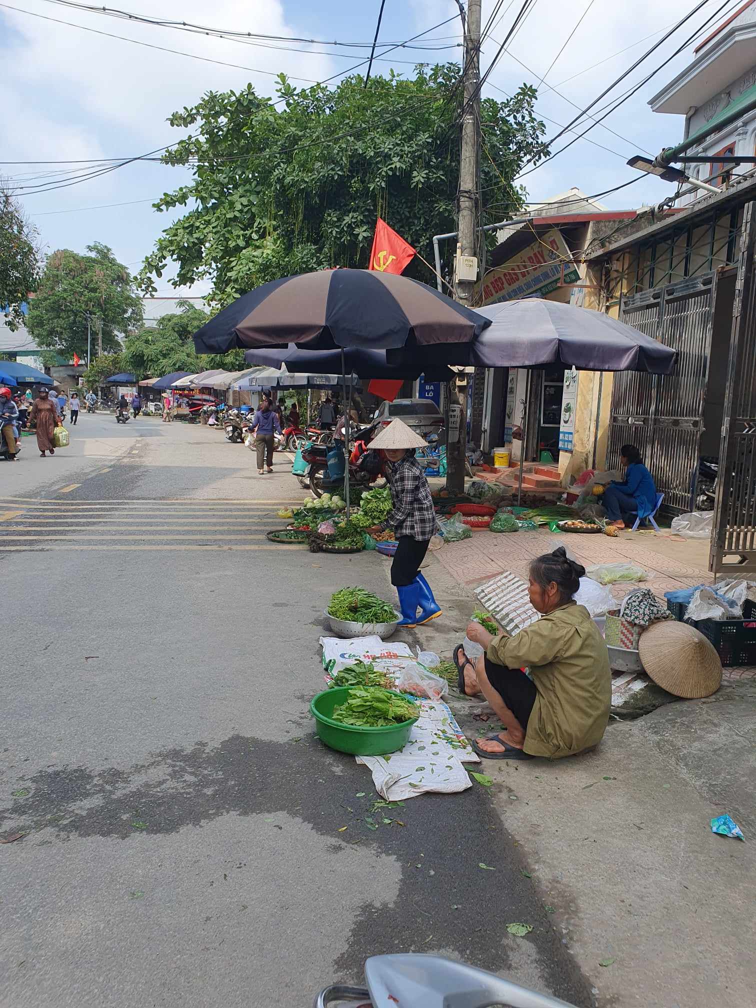 Mẹ 3 con kể chuyện chi tiêu ở ngoại thành Hà Nội: Nhiều thực phẩm giá cao không kém nội thành, biết cách mua và tự trồng rau, nuôi gà thì mới tiết kiệm!- Ảnh 4.