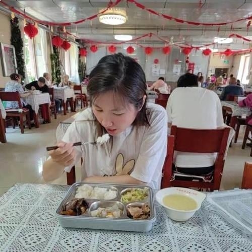 38 tuổi, cô gái dọn vào viện dưỡng lão sinh sống, mỗi tháng tốn 7 triệu đồng là có phòng riêng, ngày ăn 3 bữa: Sau cơn bạo bệnh vì làm việc lao lực, tôi nhận ra thế nào mới là đáng sống!- Ảnh 1.